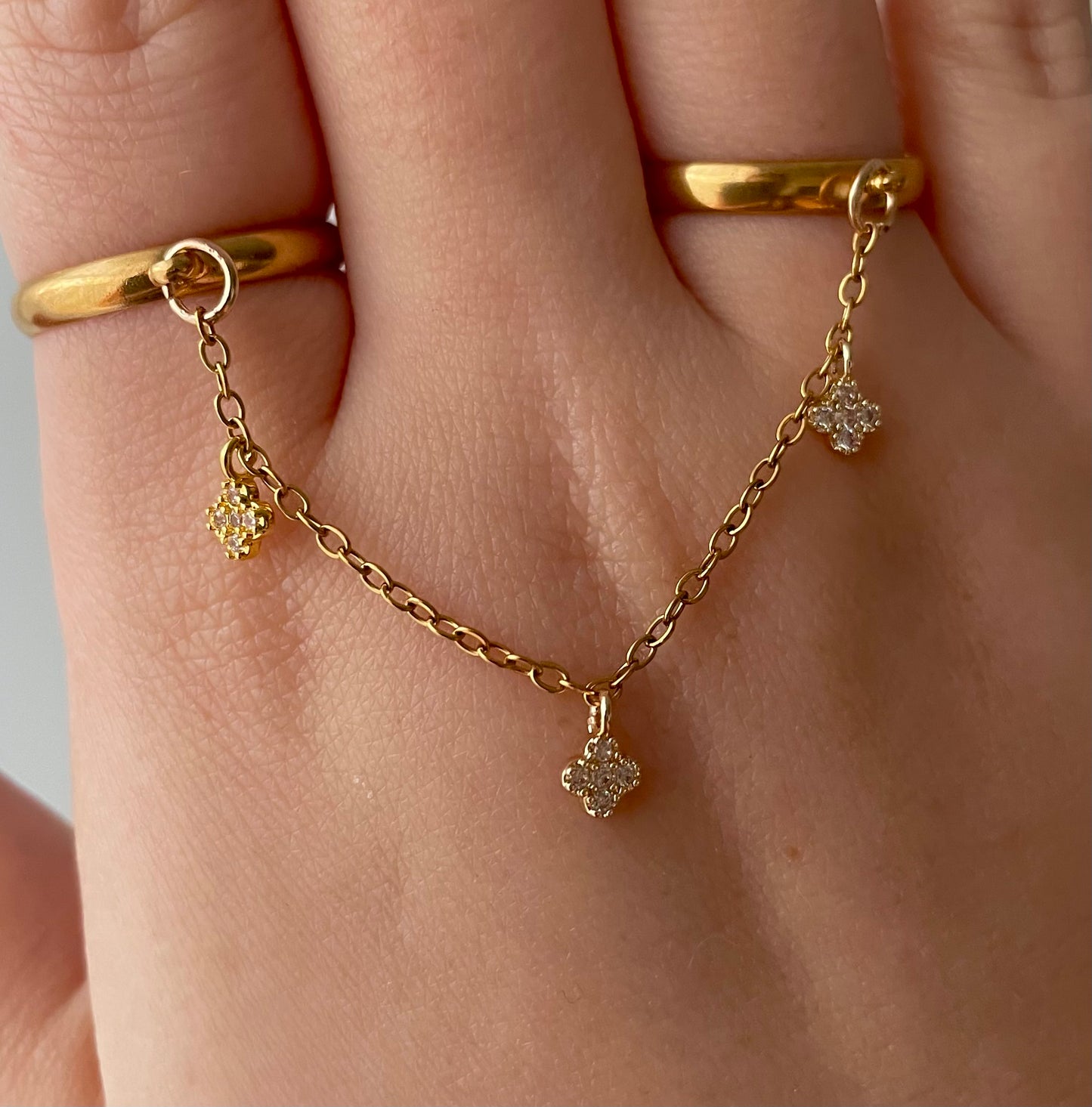 Double ring chain, gold rhinestone clover