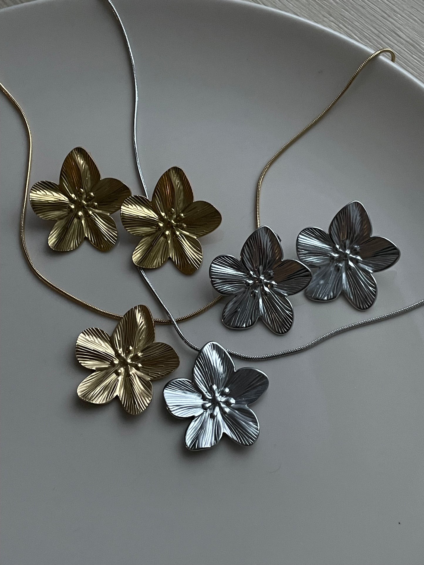 Silvery Flower Jewelry Set, Stud earrings and necklace