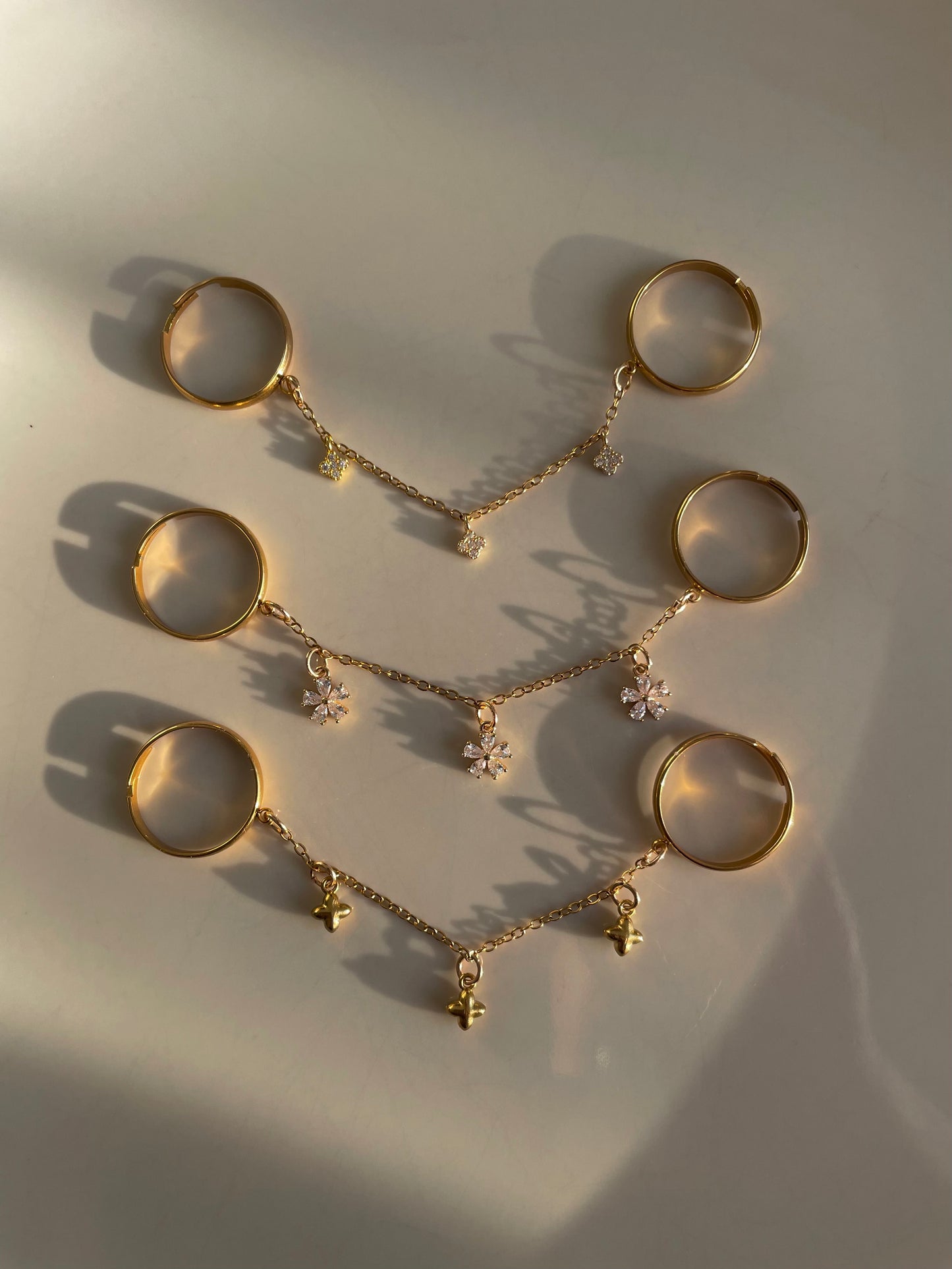 Double ring chain, gold rhinestone clover