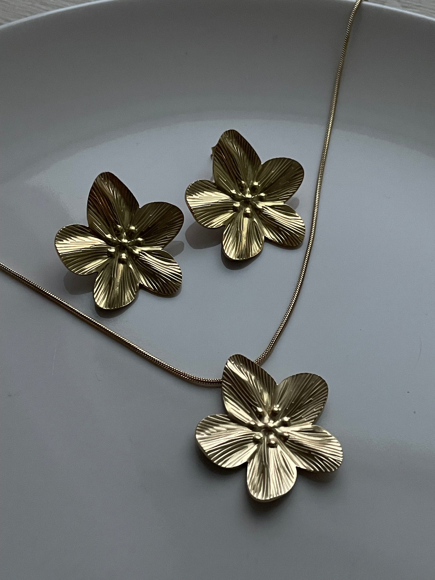 Golden Flower Jewelry Set, Stud earrings and necklace