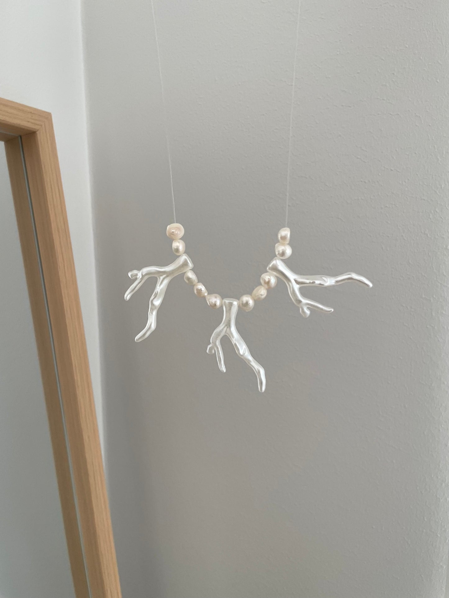 Coral Muse | Invisible necklace