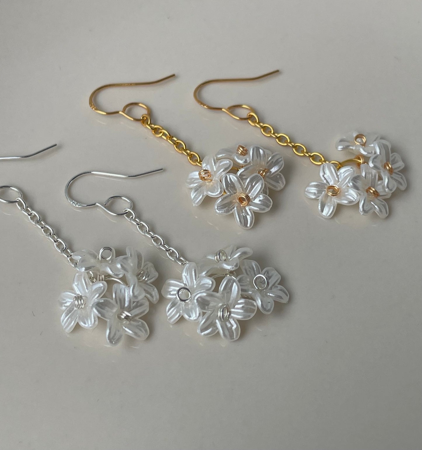 Long Flower Dangle Drop earrings, Floral earrings, Glass teardrop earrings with delicate white flowers, handmade in Finland