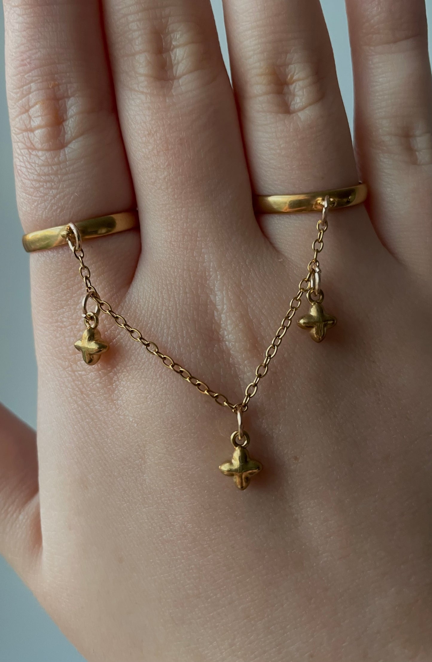 Double ring chain, gold matte clover