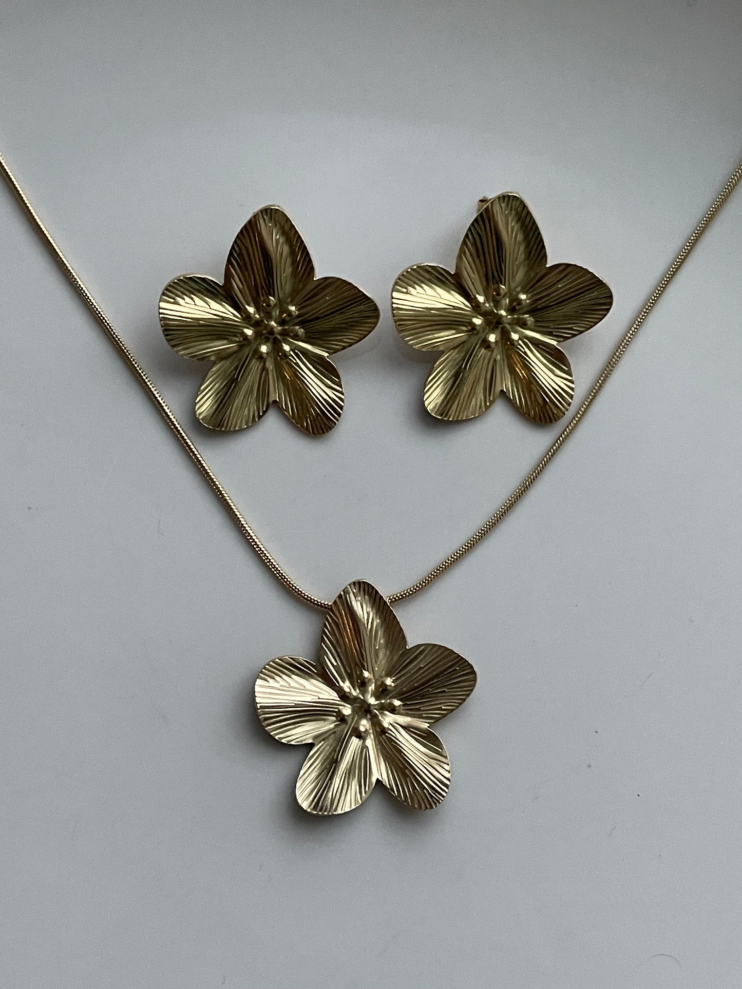 Golden Flower Jewelry Set, Stud earrings and necklace