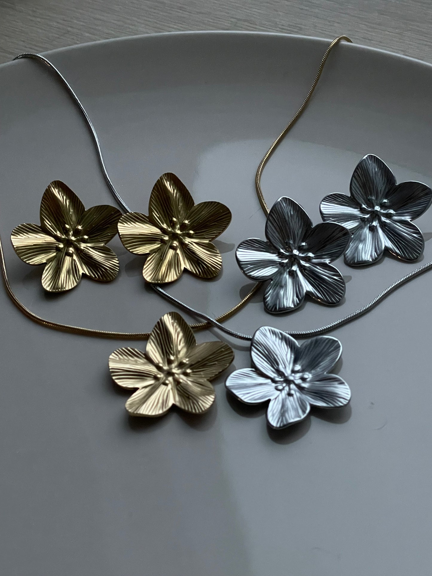 Golden Flower Jewelry Set, Stud earrings and necklace