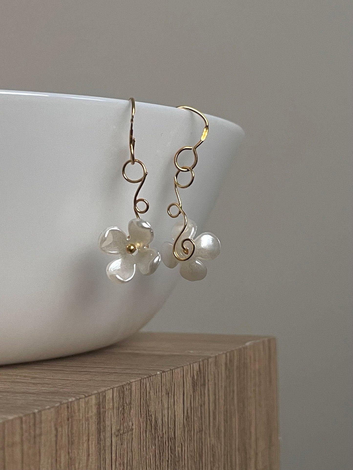 Dainty Floral earrings, Elegant Flower Dangle Drop earrings, Floral earrings, Swirl earrings with Delicate white flowers