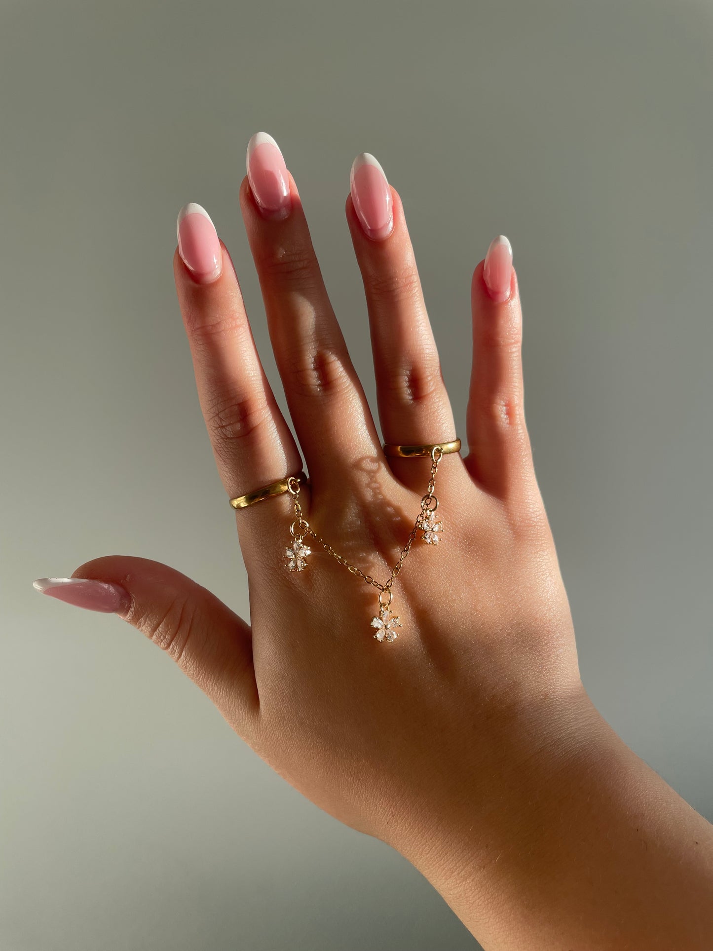 Double ring chain, gold rhinestone daisy