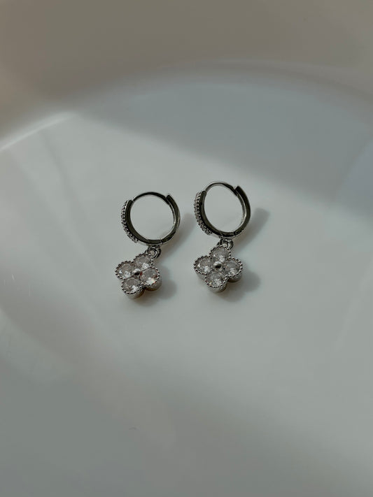 Clover earrings, silver