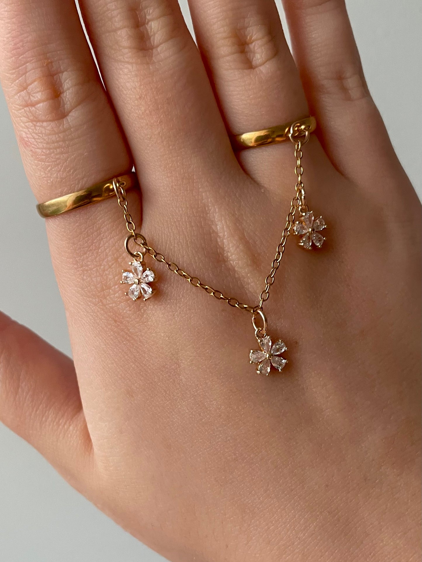 Double ring chain, gold rhinestone daisy