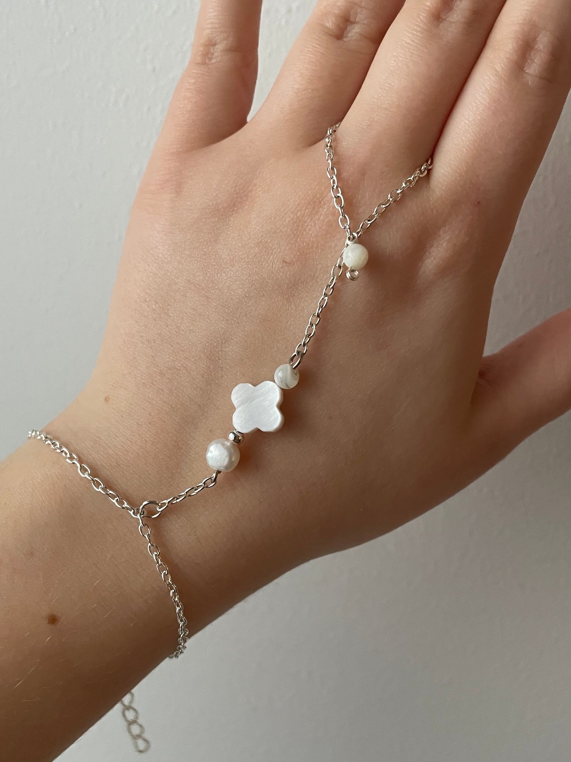 Acalla Jewellery, handmade Hand bracelet made of stainless steel and freshwater pearls 
