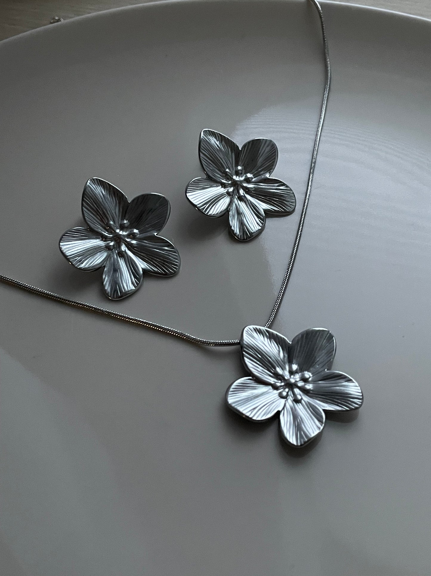 Silvery Flower Jewelry Set, Stud earrings and necklace