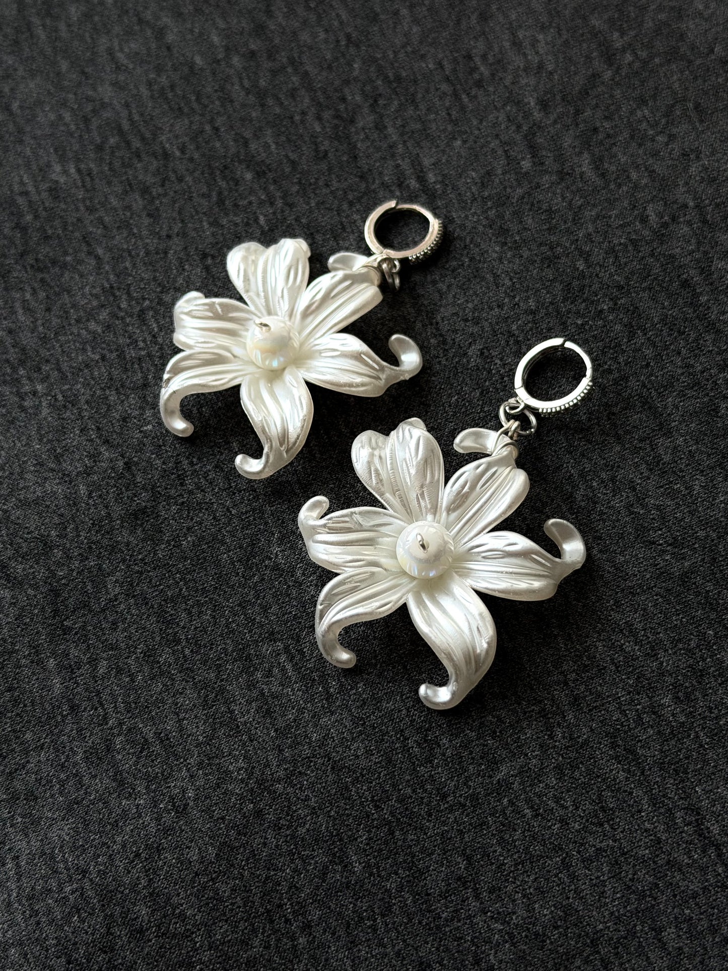 Alira earrings, silver