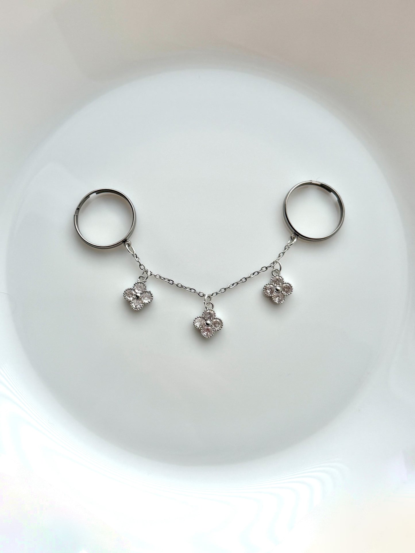 Double ring chain, silver rhinestone clover