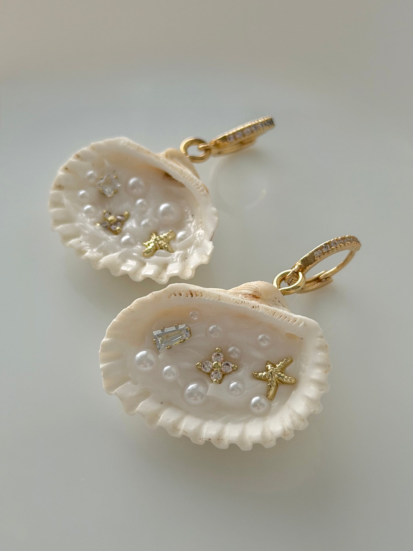 Tiny Treasure earrings, gold