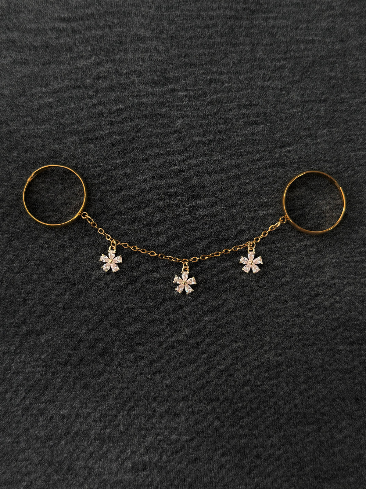 Double ring chain, gold rhinestone daisy