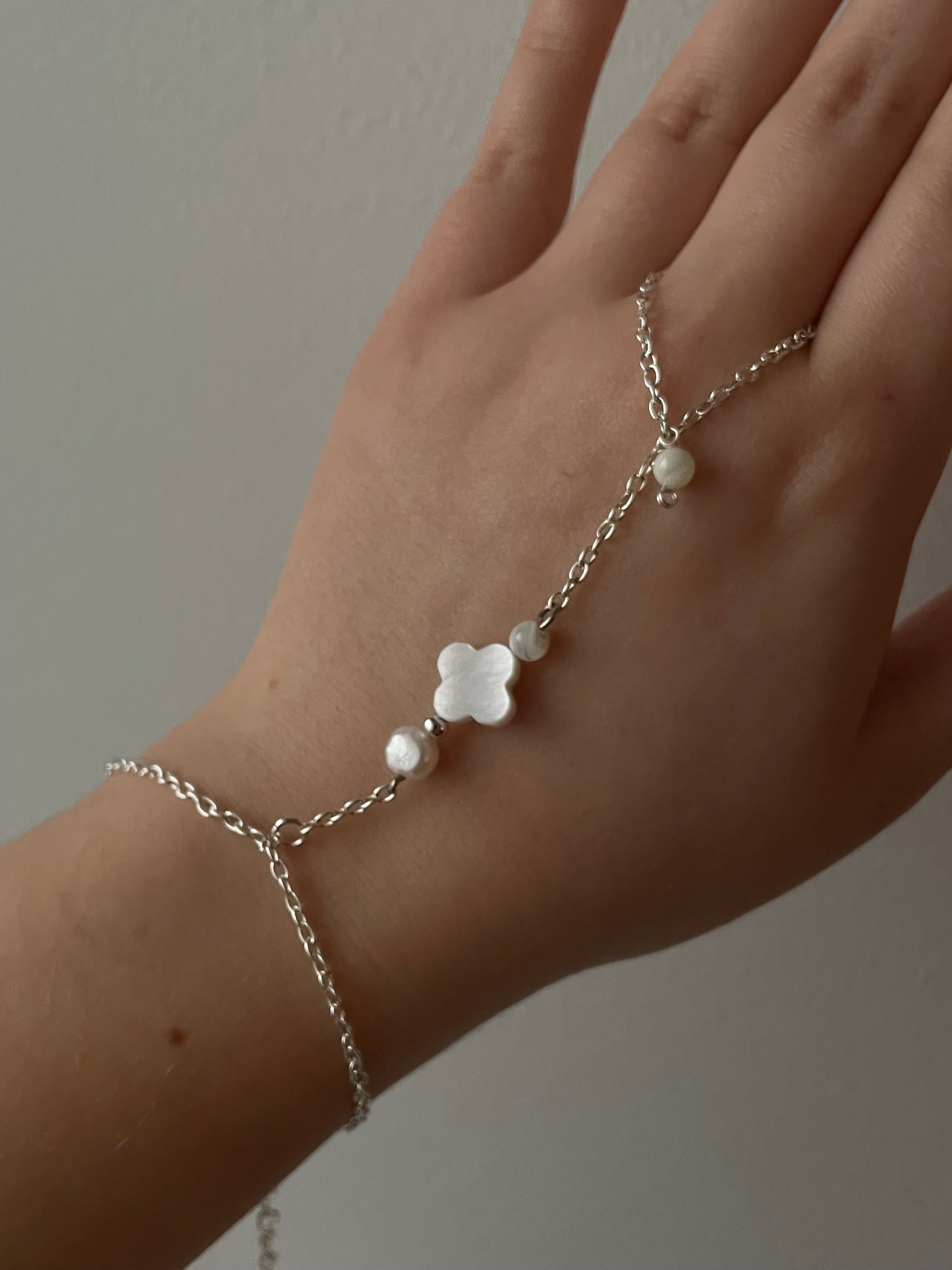 Acalla Jewellery, handmade Hand bracelet made of stainless steel and freshwater pearls 