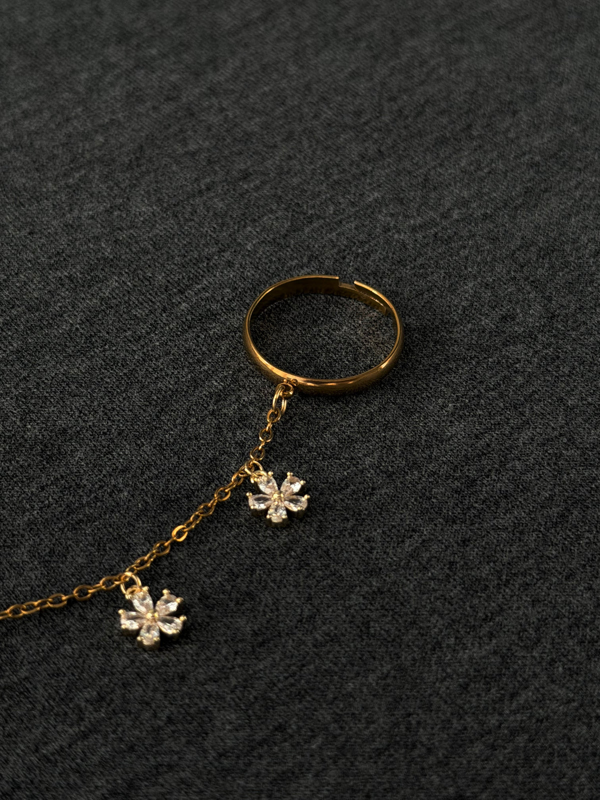 Double ring chain, gold rhinestone daisy