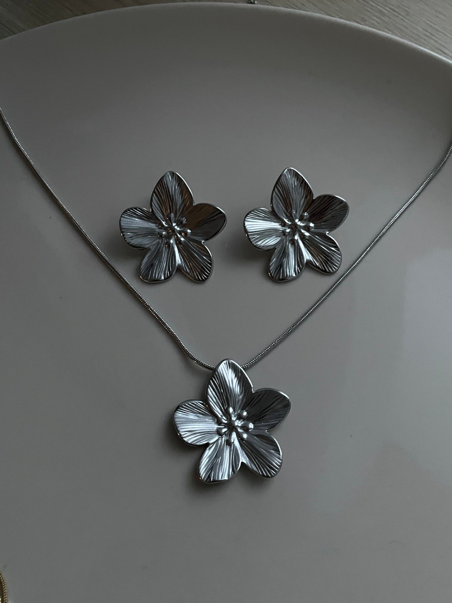 Silvery Flower Jewelry Set, Stud earrings and necklace