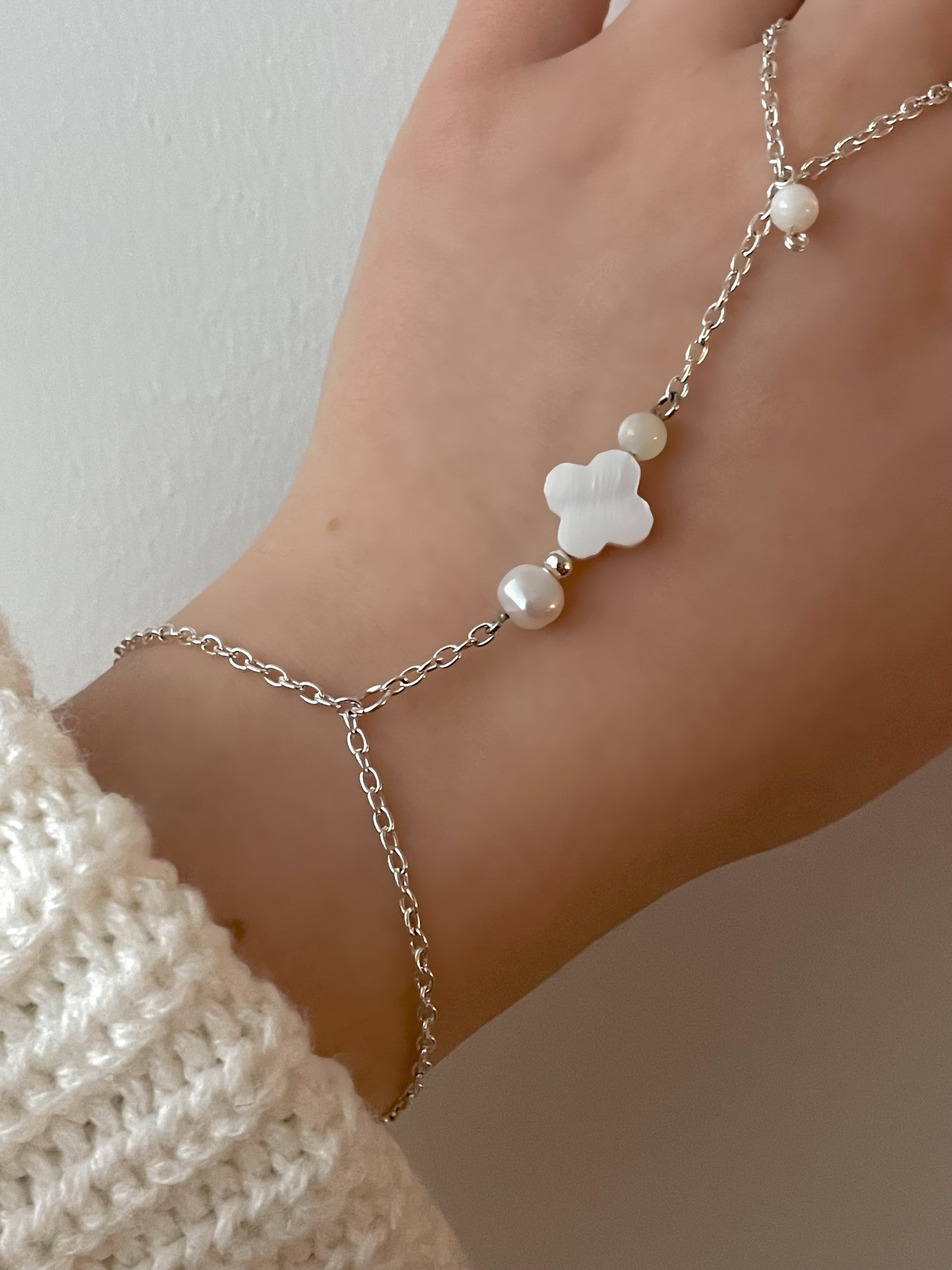 Acalla Jewellery, handmade Hand bracelet made of stainless steel and freshwater pearls 