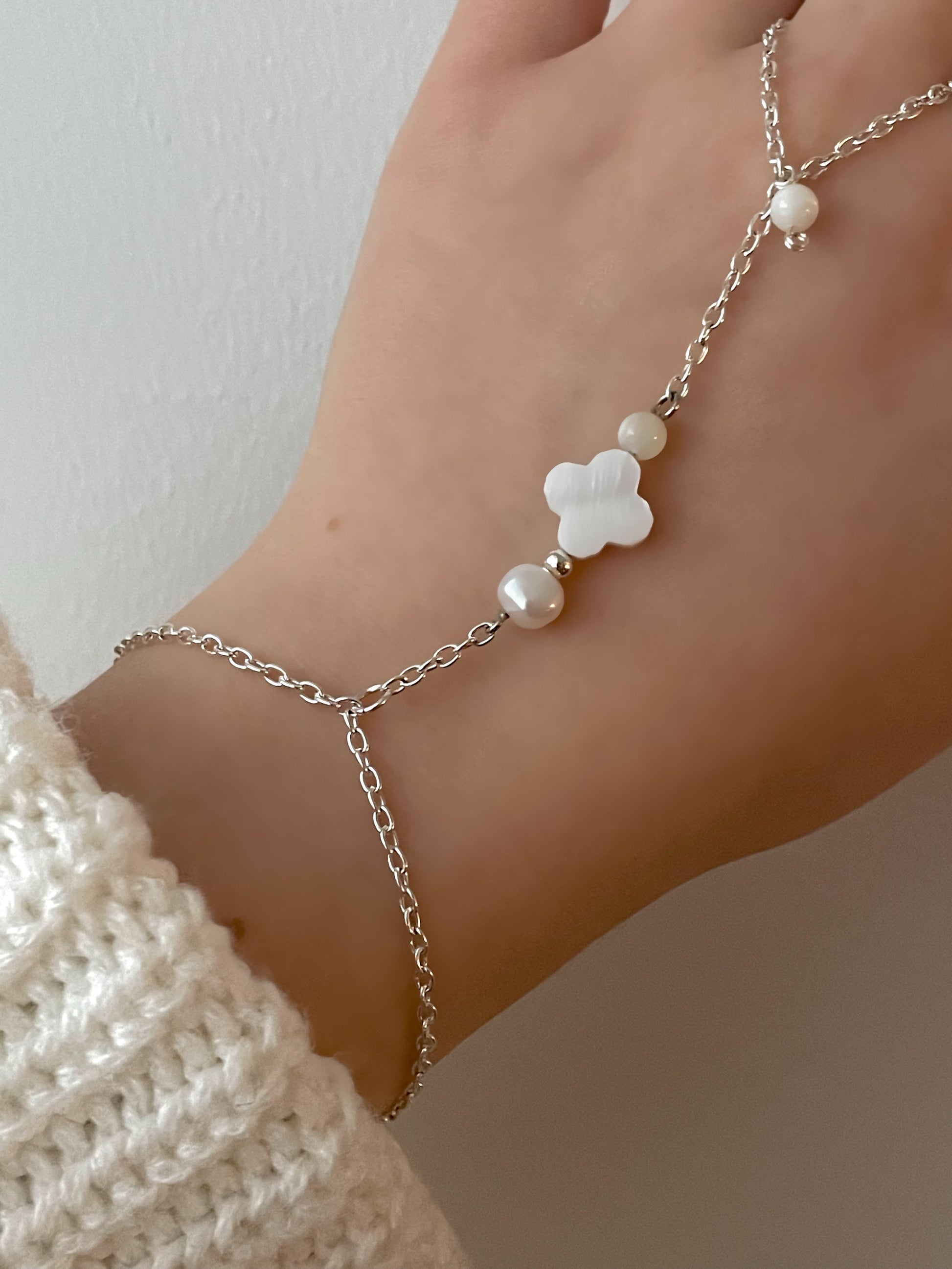 Acalla Jewellery, handmade Hand bracelet made of stainless steel and freshwater pearls 