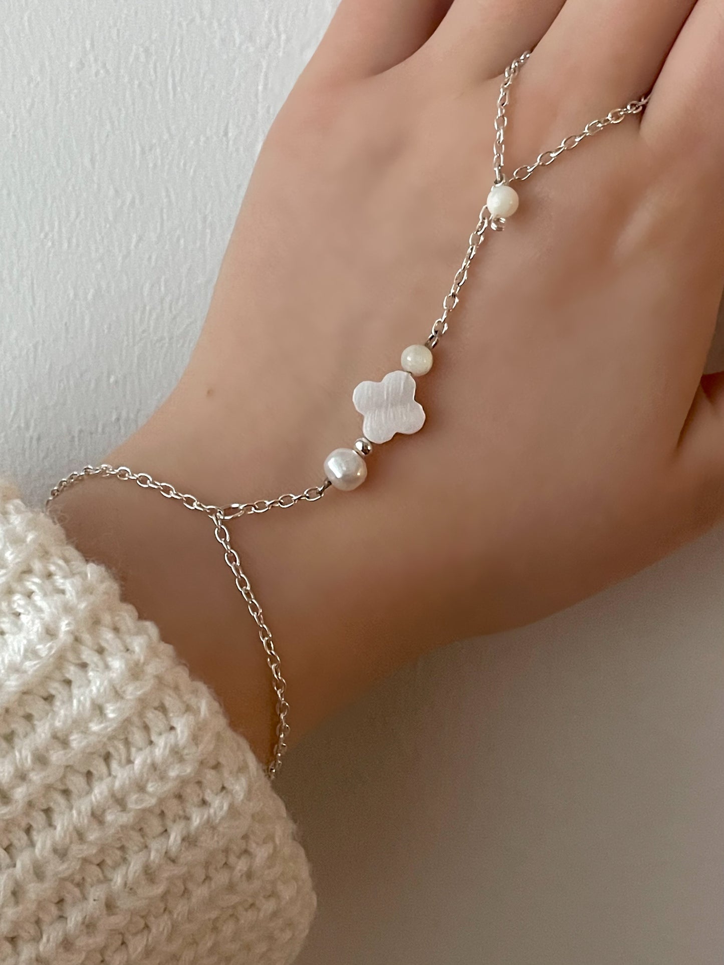 Acalla Jewellery, handmade Hand bracelet made of stainless steel and freshwater pearls 