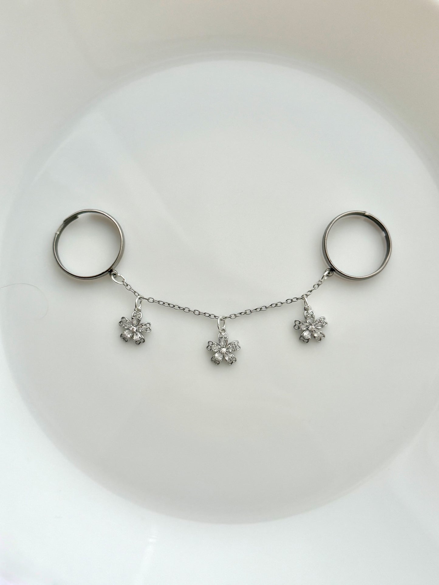 Double ring chain, silver rhinestone flower