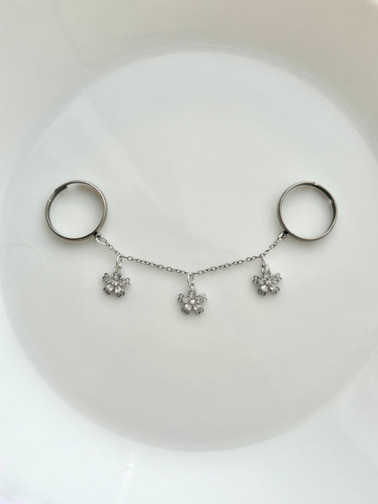 Double ring chain, silver rhinestone flower