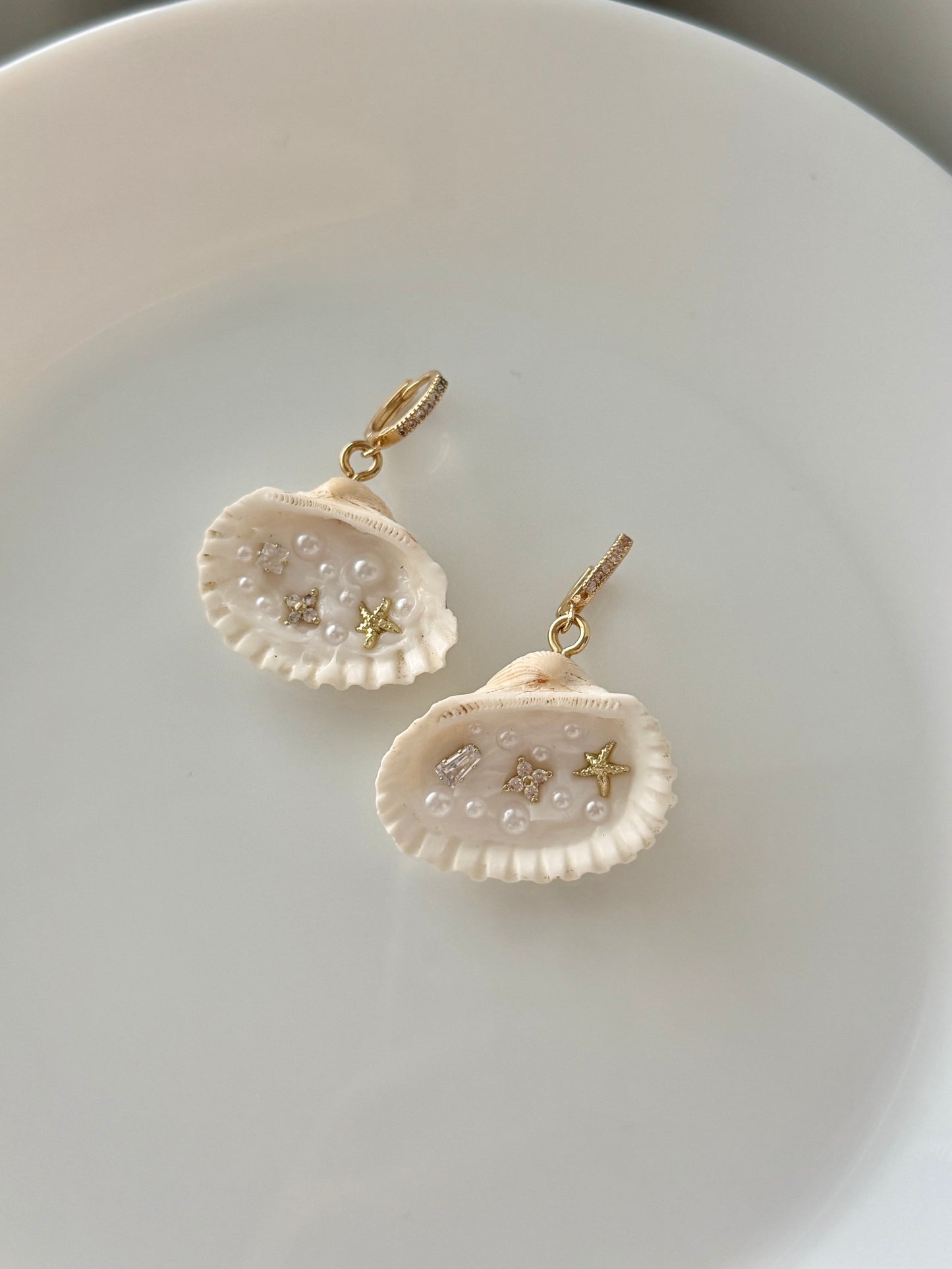 Tiny Treasure earrings, gold