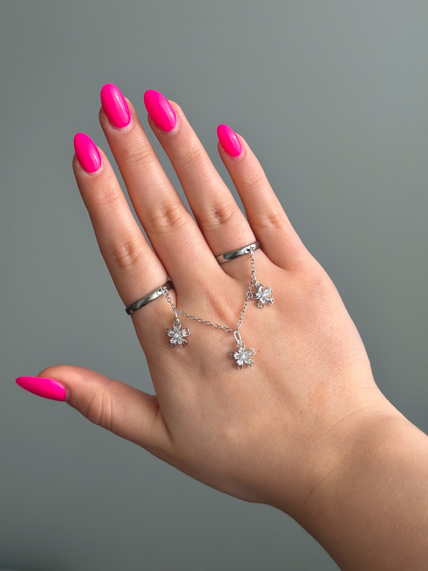 Double ring chain, silver rhinestone flower