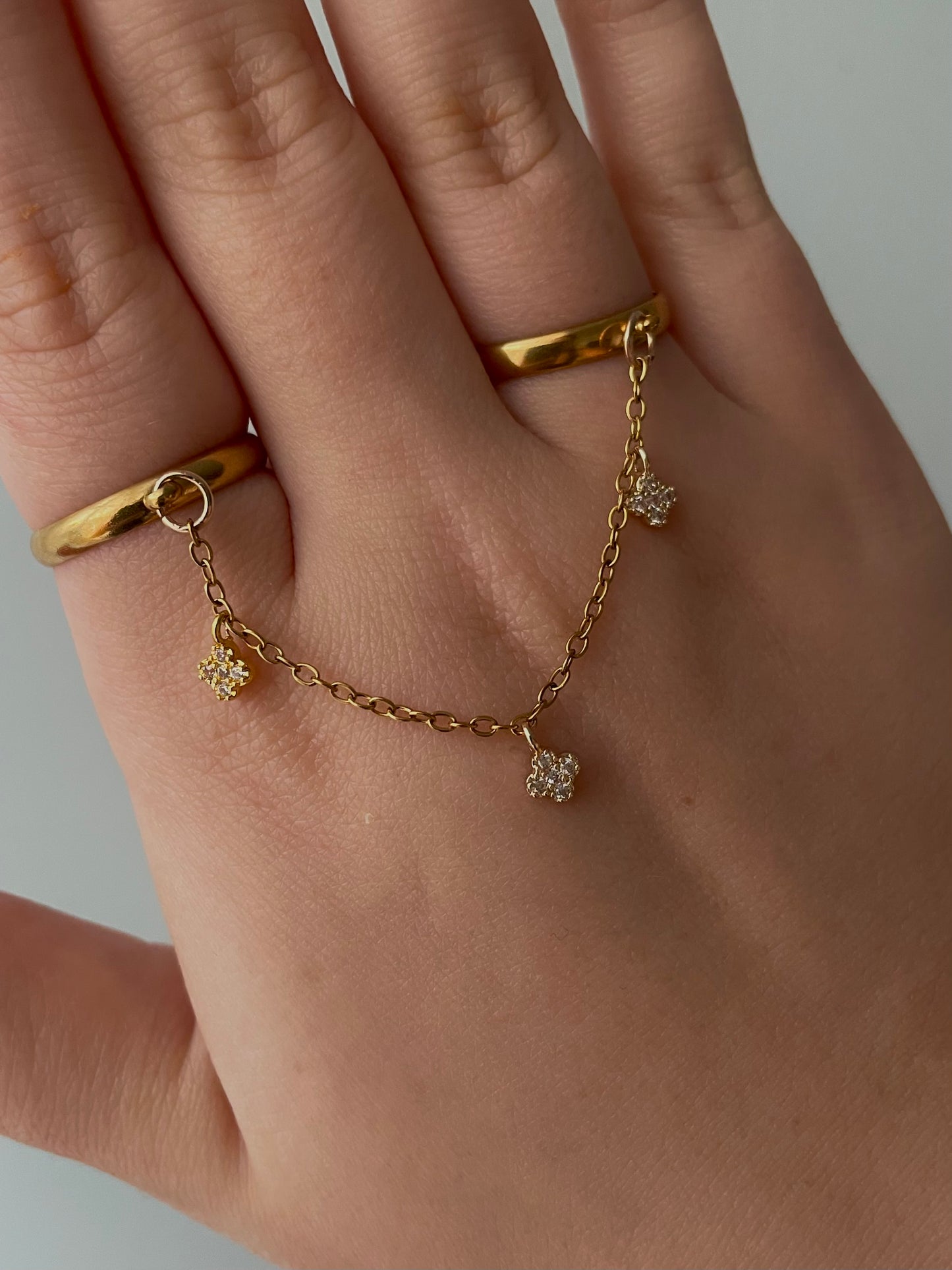 Double ring chain, gold rhinestone clover