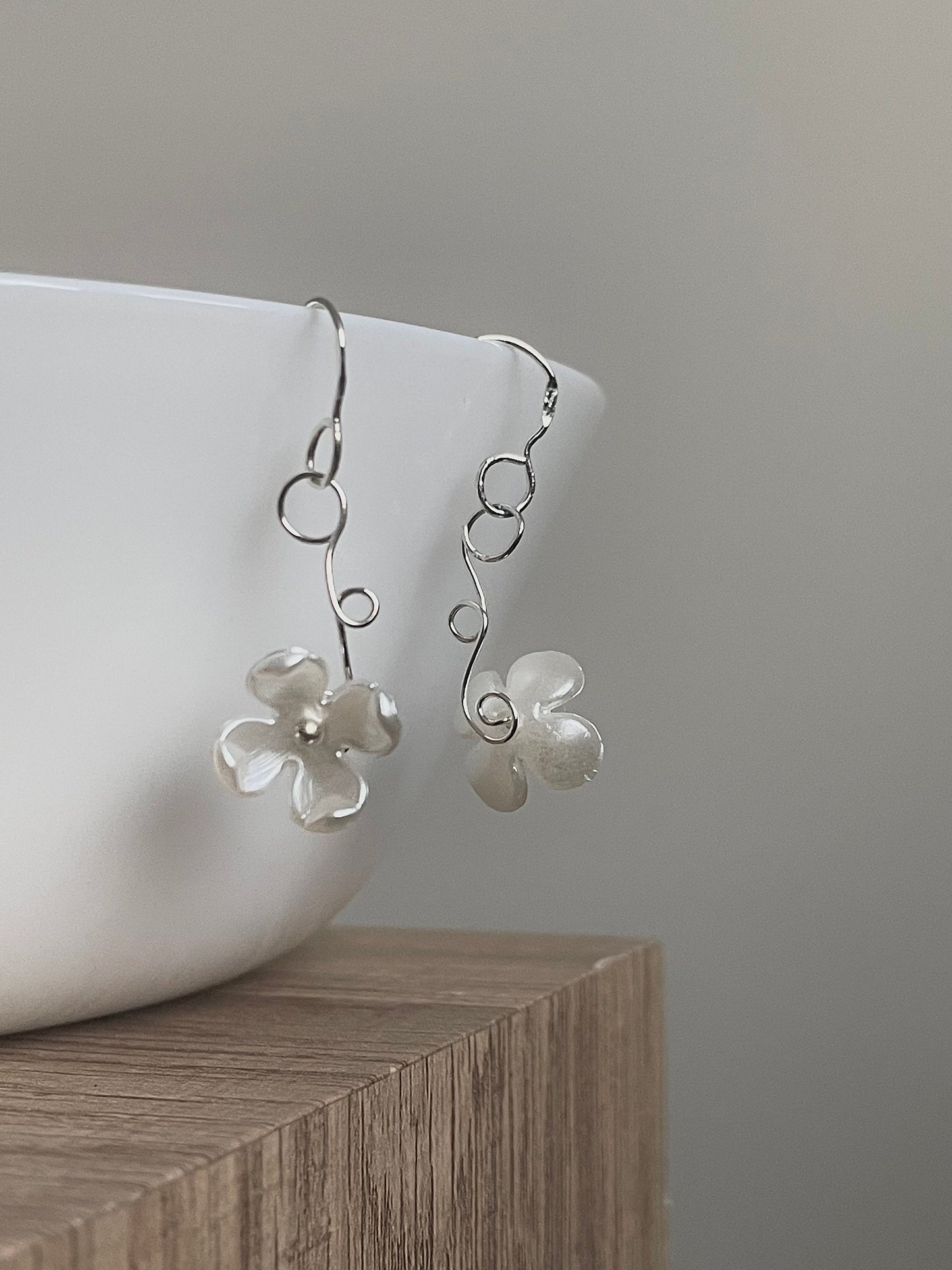Dainty Floral earrings, Elegant Flower Dangle Drop earrings, Floral earrings, Swirl earrings with Delicate white flowers