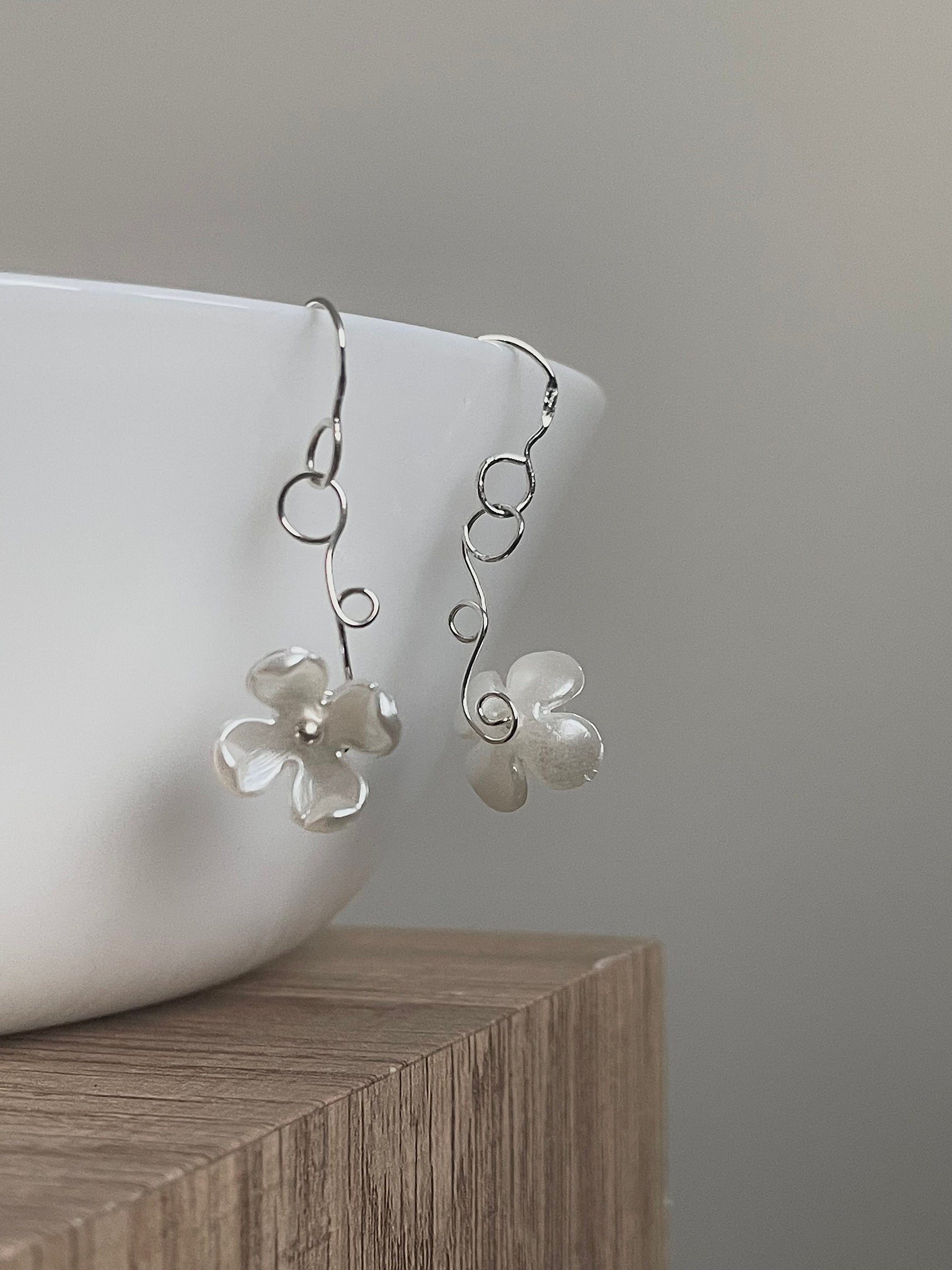 Dainty Floral earrings, Elegant Flower Dangle Drop earrings, Floral earrings, Swirl earrings with Delicate white flowers
