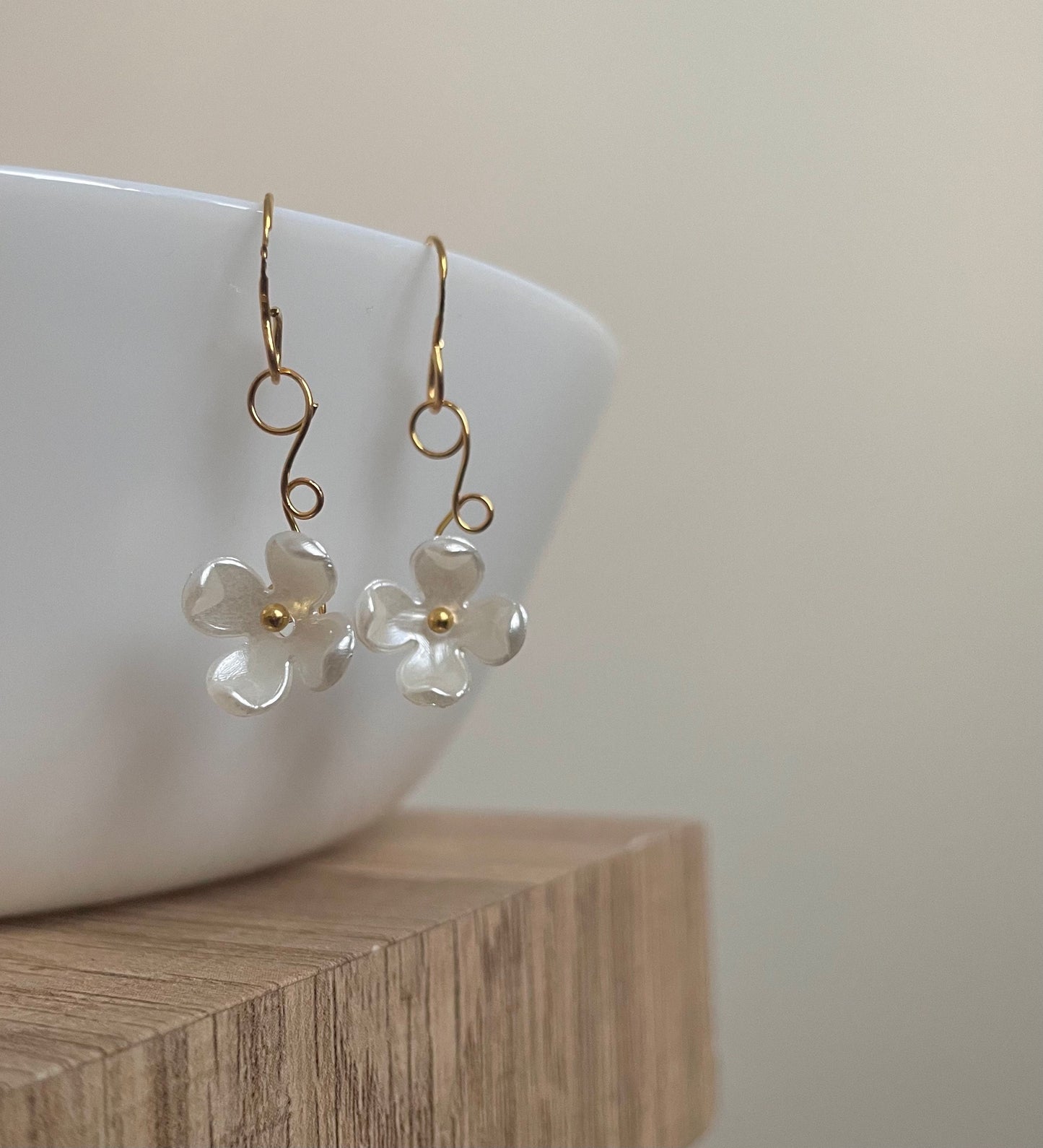 Dainty Floral earrings, Elegant Flower Dangle Drop earrings, Floral earrings, Swirl earrings with Delicate white flowers