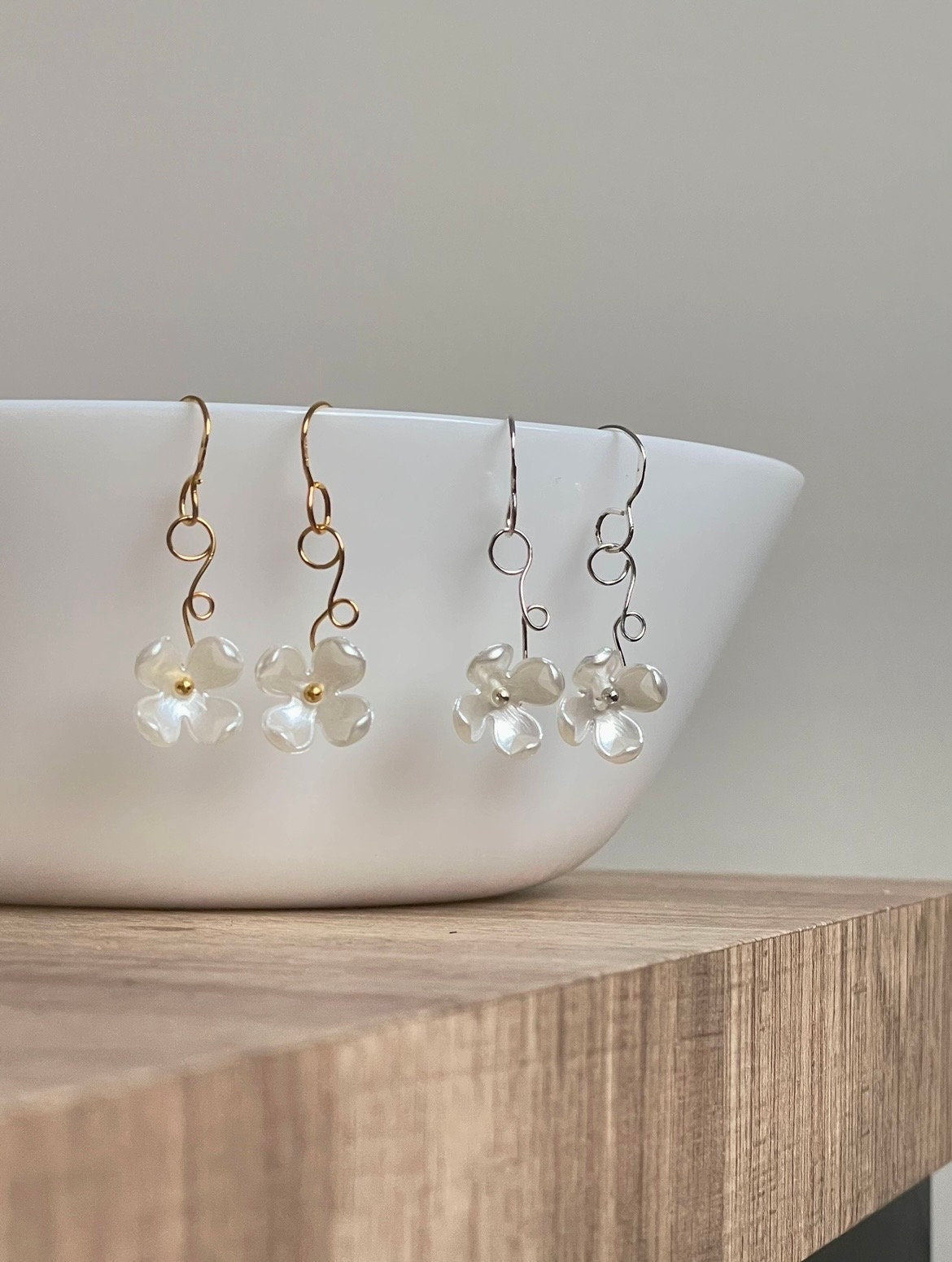 Dainty Floral earrings, Elegant Flower Dangle Drop earrings, Floral earrings, Swirl earrings with Delicate white flowers